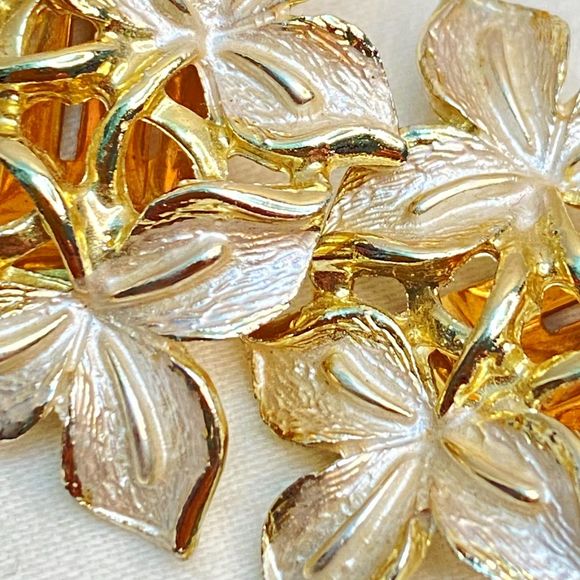 Judy Lee Stud Earrings Frosted Gold Tone Three Leaf Design Clip Ons - Picture 6 of 9